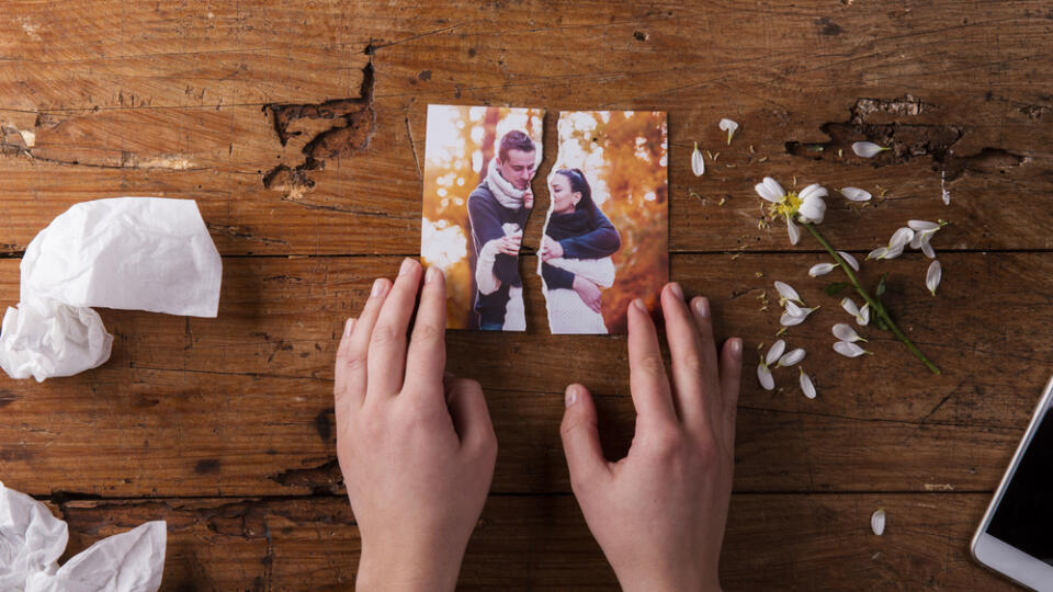 Unrecognizable,Sad,Woman,Holding,Torn,Picture,Of,Couple,In,Love.