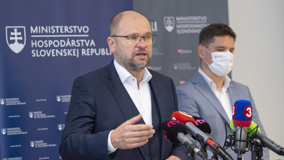 Na snímke minister hospodárstva SR Richard Sulík a konateľ spoločnosti MH Invest II Ladislav Matejka počas tlačovej konferencie k zhodnoteniu prvých 100 dní nového vedenia spoločnosti MH INVEST 10. septembra 2020 v Bratislave. FOTO TASR - Michal Svítok