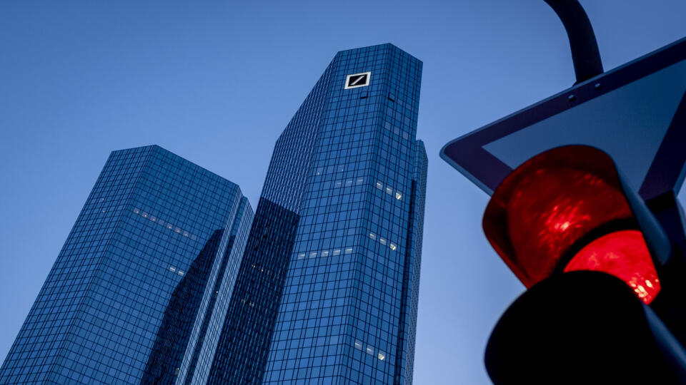 EBE 2 Frankfurt nad Mohanom - Na snímke sídlo Nemeckej spolkovej banky (Deutsche Bundesbank) vo Frankfurte nad Mohanom 18. mája 2020. Virtuálne výročné stretnutie akcionárov banky sa uskutoční v stredu 20. mája. FOTO TASR/AP
The headquarters of Deutsche Bank is seen in Frankfurt, Germany, Monday, May 18, 2020. The bank will hold a virtual annual shareholders meeting in Wednesday. (AP Photo/Michael Probst)