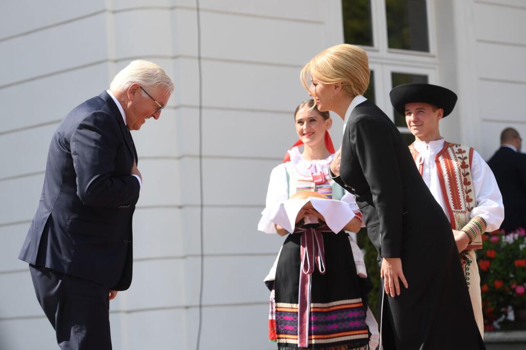 Na snímke vpravo nemecký prezident Frank-Walter Steinmeier a vľavo prezidentka SR Zuzana Čaputová počas uvítacieho ceremoniálu 2. septembra 2021 v Bratislave. FOTO TASR – Martin Baumann