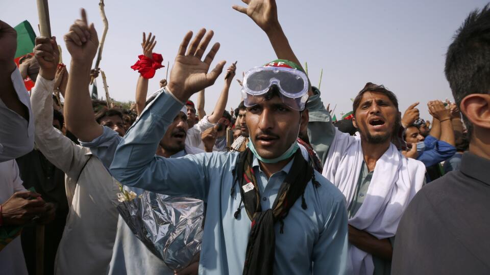 PK 5 Islamabád - Stúpenci vzdorujúceho bývalého pakistanského premiéra Imrana Chána skandujú a pochodujú k parlamentu počas protestu proti vláde v pakistanskej metropole Islamabád vo štvrtok 26. mája 2022. Imran Chán vo štvrtok varoval pakistanskú vládu, aby v najbližších šiestich dňoch vyhlásila nové voľby, inak bude opäť pochodovať na hlavné mesto spolu s 3 miliónmi ľudí. FOTO TASR/AP
Supporters of ousted Pakistani Prime Minister Imran Khan chant slogans during in an anti-government rally, i