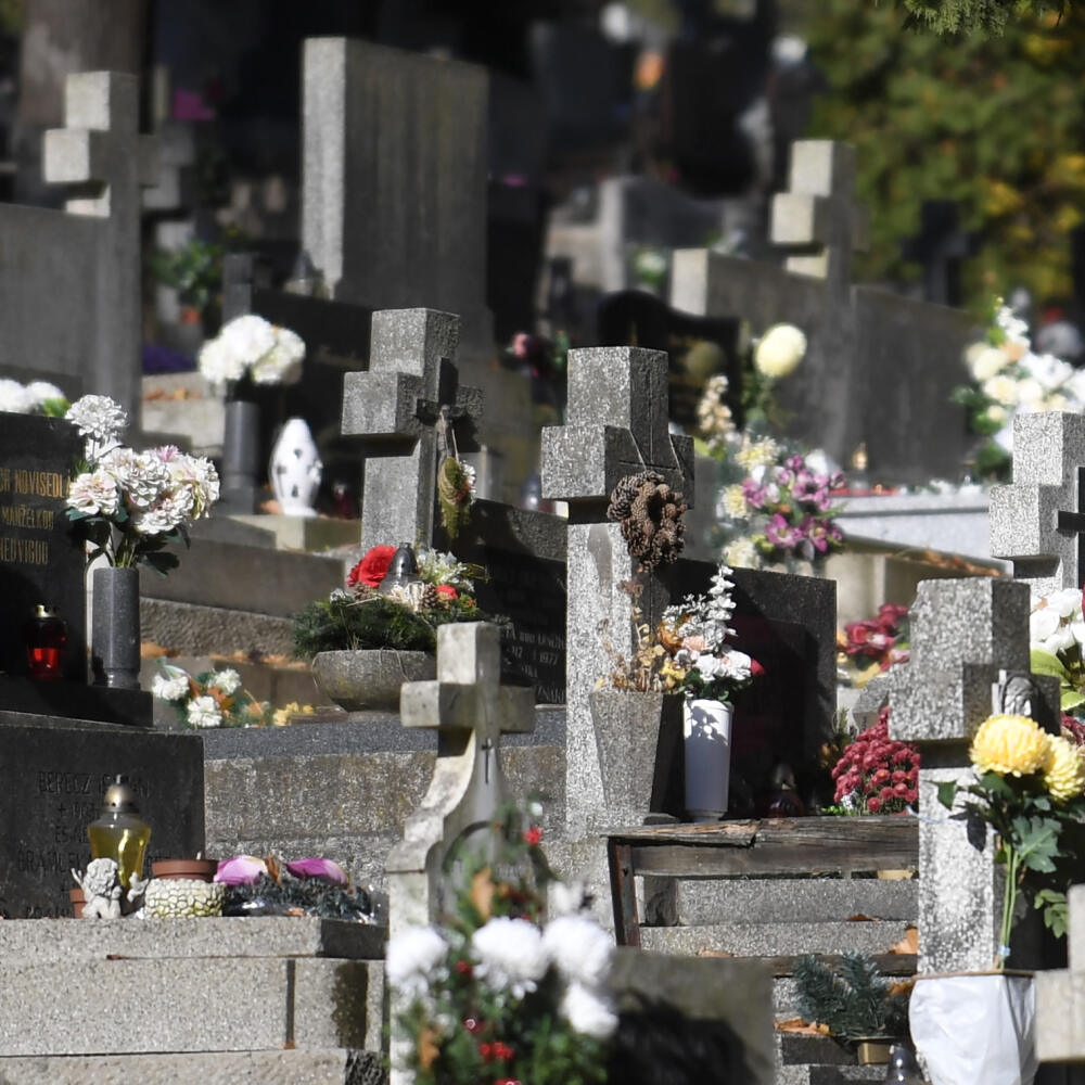 Na snímke ľudia na Verejnom cintoríne v Košiciach 9. novembra 2020. FOTO TASR - František Iván