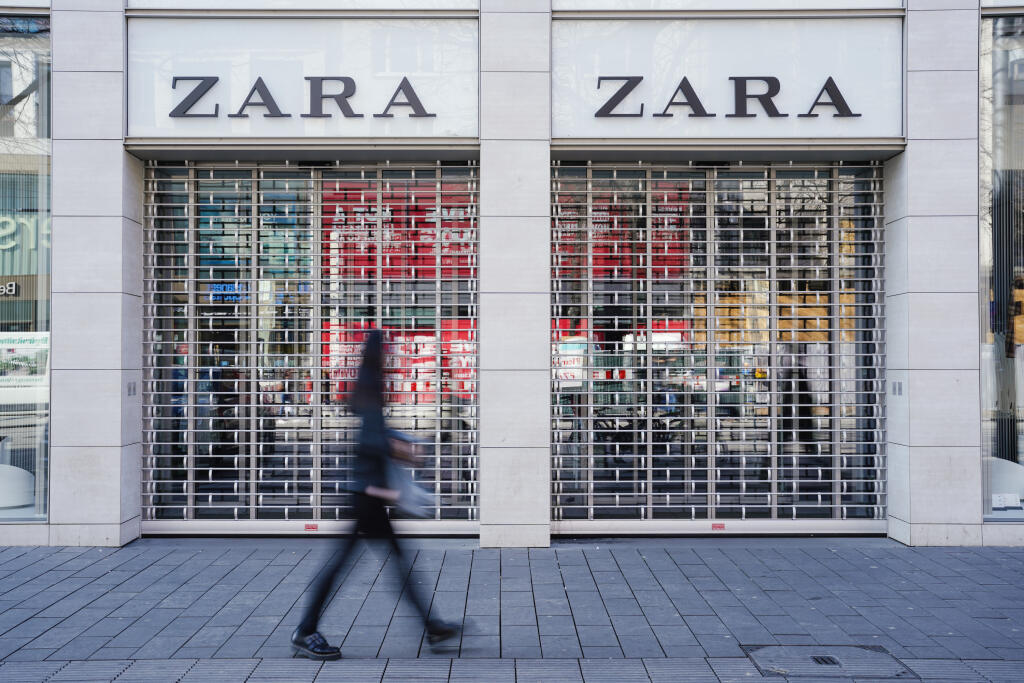 WA 1 archív Mannheim - Na archívnej snímke z 18. marca 2020 chodknyňa kráča okolo zatvorenej predajne Zara v nemeckom meste Mannheim. Španielska spoločnosť Inditex oznámila za 1. kvartál prvú stratu v histórii, keď pandémia nového koronavírusu prinútila firmu zatvoriť na dlhšie obdobie takmer 90 % obchodov. Najväčší maloobchodný predajca odevov na svete, známy najmä značkou Zara, ale aj značkami Massimo Dutti či Bershka, uviedol, že za 1. kvartál 2020/2021, čo predstavuje obdobie od februára do 