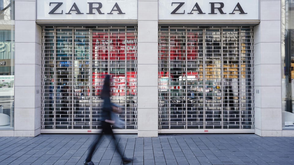 WA 1 archív Mannheim - Na archívnej snímke z 18. marca 2020 chodknyňa kráča okolo zatvorenej predajne Zara v nemeckom meste Mannheim. Španielska spoločnosť Inditex oznámila za 1. kvartál prvú stratu v histórii, keď pandémia nového koronavírusu prinútila firmu zatvoriť na dlhšie obdobie takmer 90 % obchodov. Najväčší maloobchodný predajca odevov na svete, známy najmä značkou Zara, ale aj značkami Massimo Dutti či Bershka, uviedol, že za 1. kvartál 2020/2021, čo predstavuje obdobie od februára do
