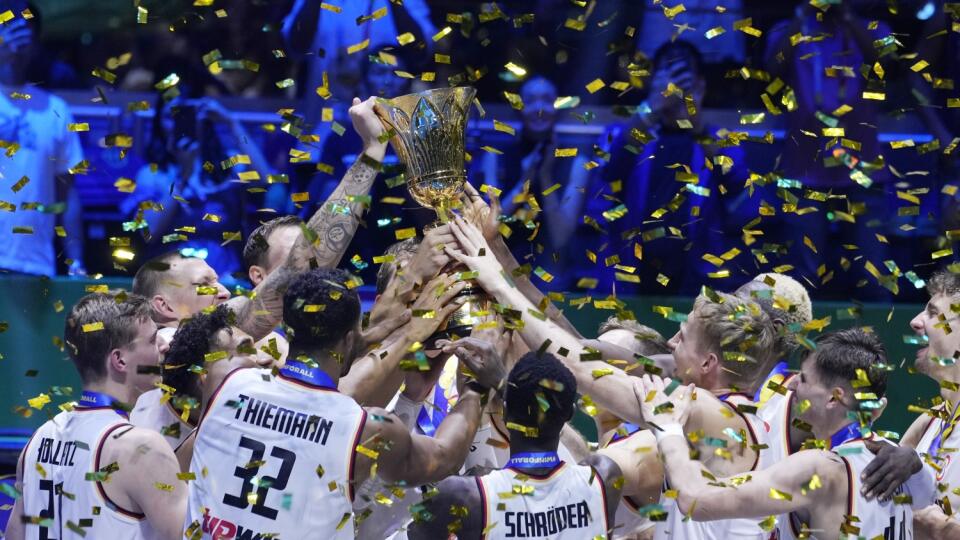 JB 71 Manila - Nemeckí hráči oslavujú s trofejou po ich výhre nad Srbskom vo finále Nemecko - Srbsko na MS v basketbale mužov v Manile 10. septembra 2023. FOTO TASR/AP
Germany celebrates with the trophy after winning the championship game of the Basketball World Cup against Serbia in Manila, Philippines, Sunday, Sept. 10, 2023. (AP Photo/Michael Conroy)