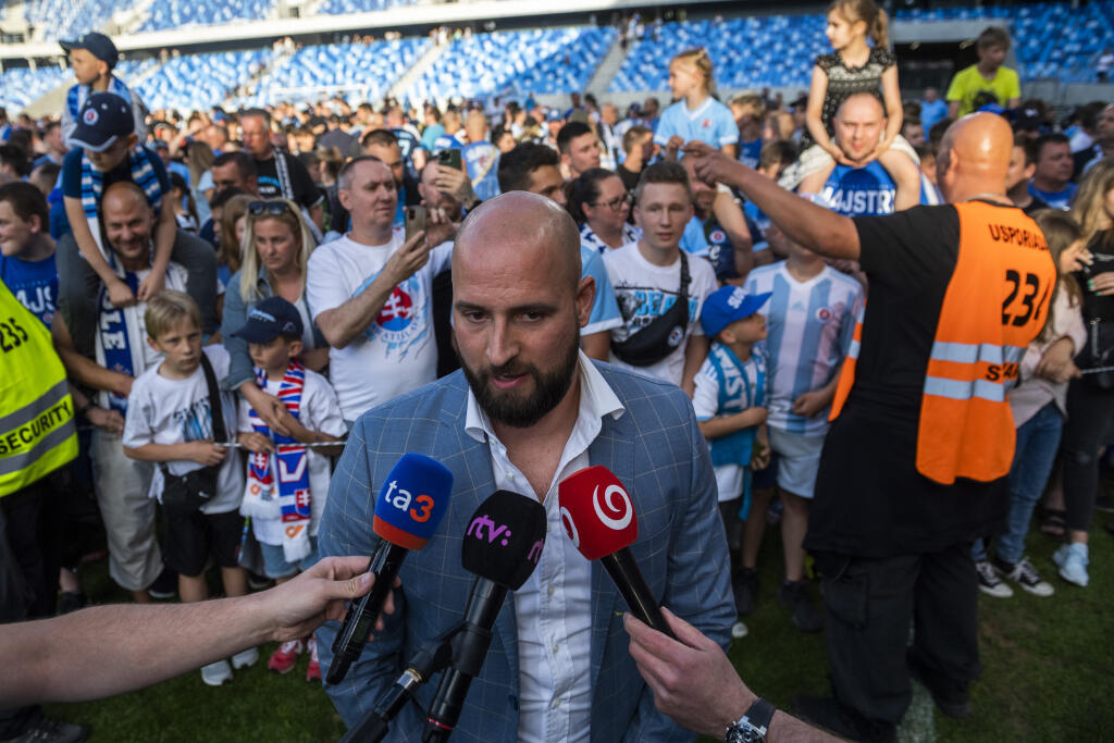 Na snímke viceprezident futbalového klubu ŠK Slovan Bratislava Ivan Kmotrík ml. odpovedá na otázky novinárov po zápase záverečného 10. kola skupiny o titul futbalovej Fortuna Ligy ŠK Slovan Bratislava - MŠK Žilina v Bratislave 21. mája 2022. FOTO TASR - Jaroslav Novák