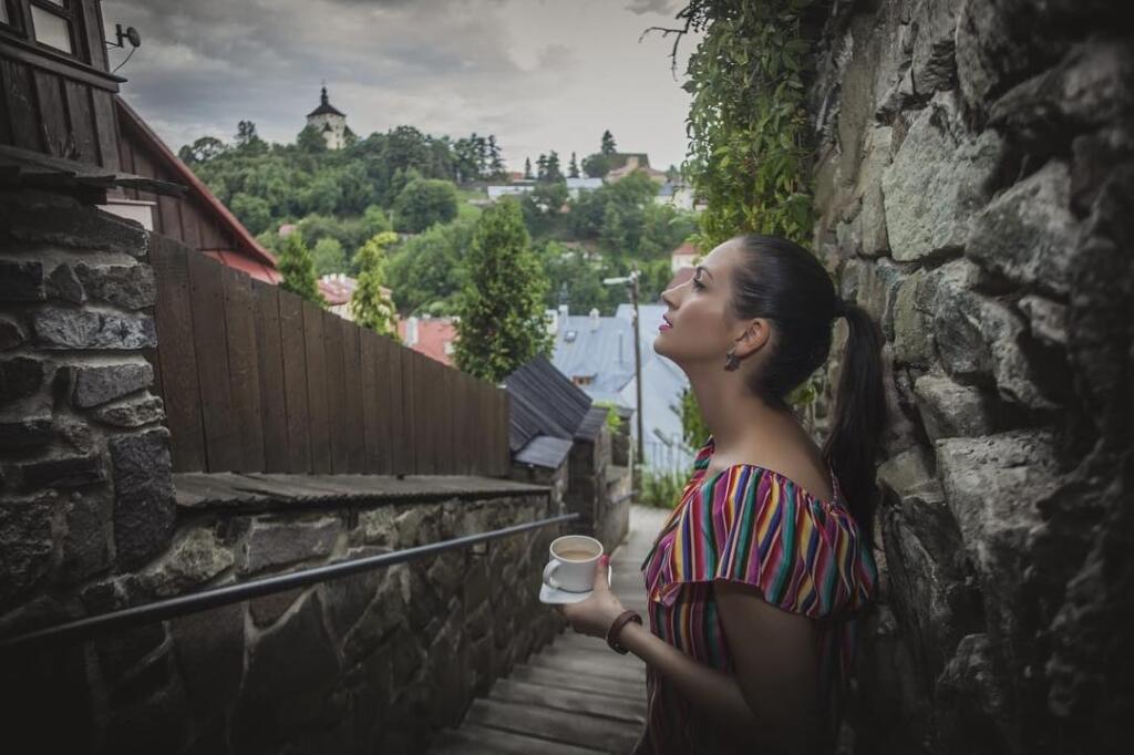 Rodné mesto Zdenky Prednej, v ktorom žije aj so svojou rodinou, je malebné. Podľa jej slov sa v Banskej Štiavnici cíti, akoby bola každý deň na dovolenke.