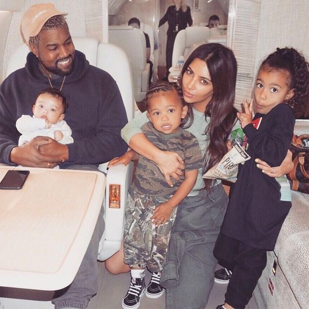 Kim Kardashian si tretie dieťa nechala vynosiť náhradnou matkou, takže k malej North a synovi Saintovi pribudla ďalšia dcéra, s menom Chicago.