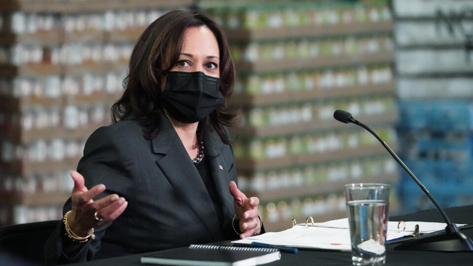 EBE 56 Na snímke americká viceprezidentka Kamala Harrisová počas rokovania za okrúhlym stolom v potravinovej banke Feeding Northeast Florida v americkom Jacksonville na Floride 22. marca 2021. FOTO TASR/AP
Vice President Kamala Harris speaks during a round table listening session at Feeding Northeast Florida, Monday, March 22, 2021, in Jacksonville, Fla. (AP Photo/Jacquelyn Martin)