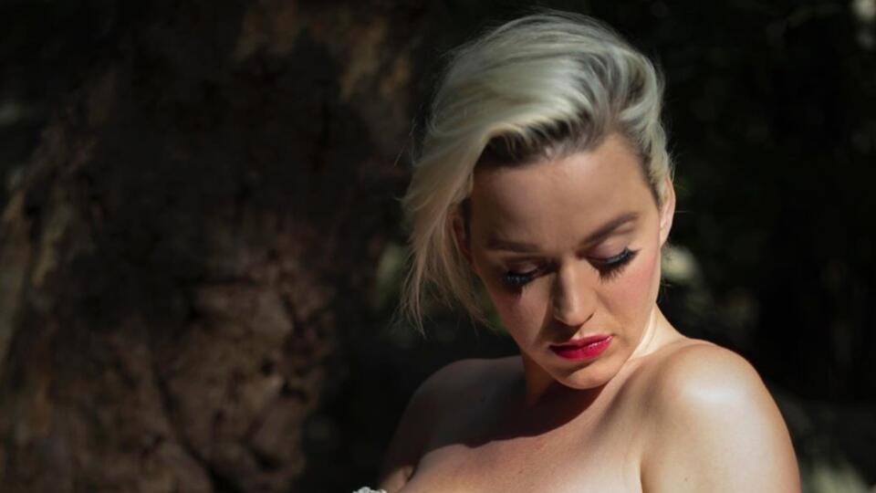 Speváčka Katy Perry (35), ktorá je v radostnom očakávaní, prekvapila fanúšikov a v najnovšom videoklipe k piesni Daisies odhodila zábrany aj šaty.