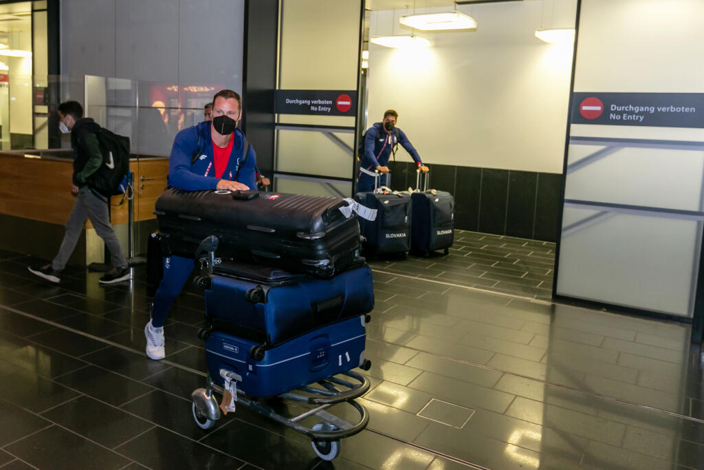 Takto vyzeral príchod bronzového štvorkajaku z olympiády v Tokiu.