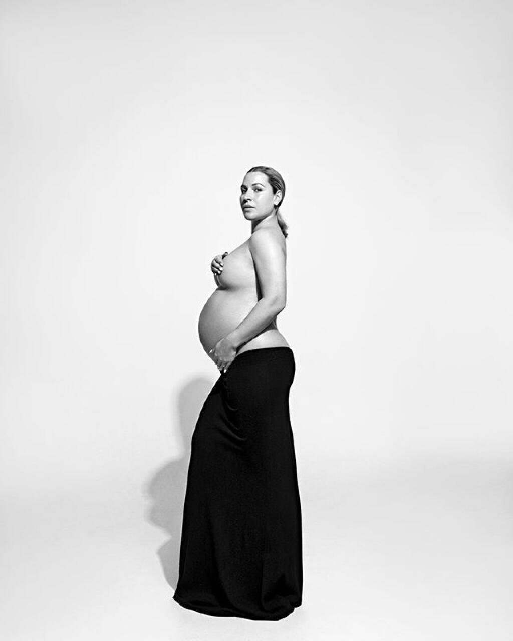 Dominika Cibulková porodí syna Jakuba v júni, no počas tehotenstva nezostala nič dlžná svojej povesti a fanúšikom naservírovala aj takéto odvážne fotografie s bruškom.