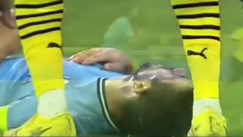 Tragikomédia v priamom prenose: Futbalista sa zvíjal v bolestiach, lekár ho kopol do hlavy