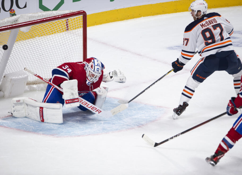 EBE 8 Montreal - Na snímke vpravo hráč Edmontonu Connor McDavid strieľa víťazný gól v predĺžení, vľavo prekonaný brankár Montrealu Jake Allen v zápase zámorskej hokejovej NHL Montreal Canadiens - Edmonton Oilers (3:4 pp) v noci na 11. mája 2021. FOTO TASR/AP
Edmonton Oilers' Connor McDavid (97) scores the winning goal on Montreal Canadiens goaltender Jake Allen (34) during overtime of an NHL hockey game in Montreal, Monday, May 10, 2021. (Ryan Remiorz/The Canadian Press via AP)