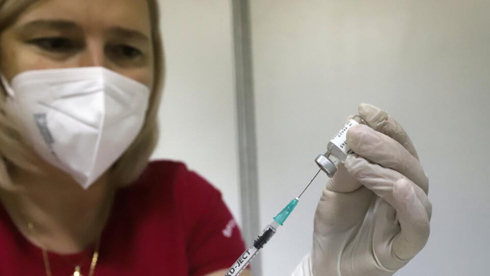 Na snímke očkovanie proti ochoreniu COVID-19 vo veľkokapacitnom očkovacom centre na Komenského ulici v Banskej Bystrici 28. novembra 2021. FOTO TASR - Ján Krošlák