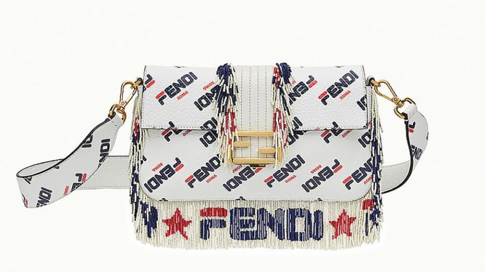 Nová kolekcia Fendi Mania je dôkazom, že značka nemá
problém parodovať samu seba, tak ako to predtým urobili
Gucci či Vetements.