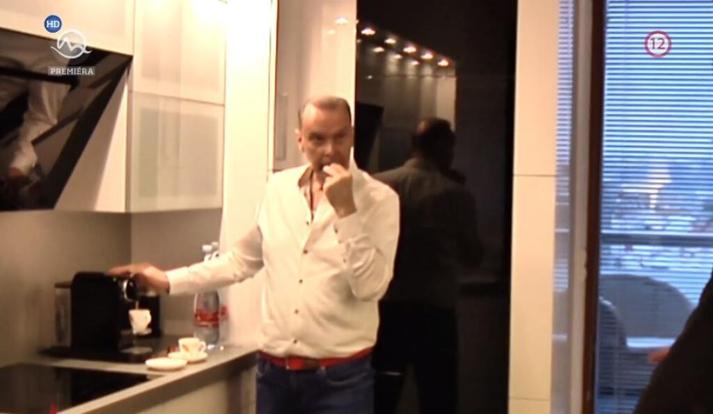 Štefan Margita v kuchyni.
