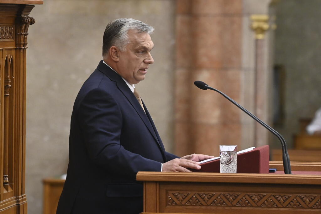 PK 19 Budapešť - Na snímke maďarský premiér Viktor Orbán reční počas úvodného jesenného zasadnutia maďarského parlamentu v Budapešti 26. septembra 2022. Maďarsko by sa malo pripraviť na zdĺhavú vojnu na susednej Ukrajine. Vyhlásil to v pondelok maďarský premiér Viktor Orbán, ktorý zároveň kritizoval sankcie Európskej únie uvaľované na Rusko. FOTO TASR/AP

Hungarian Prime Minister Viktor Orban delivers his address on the opening day of the parliament's autumn session in Budapest, Hungary, Monday,