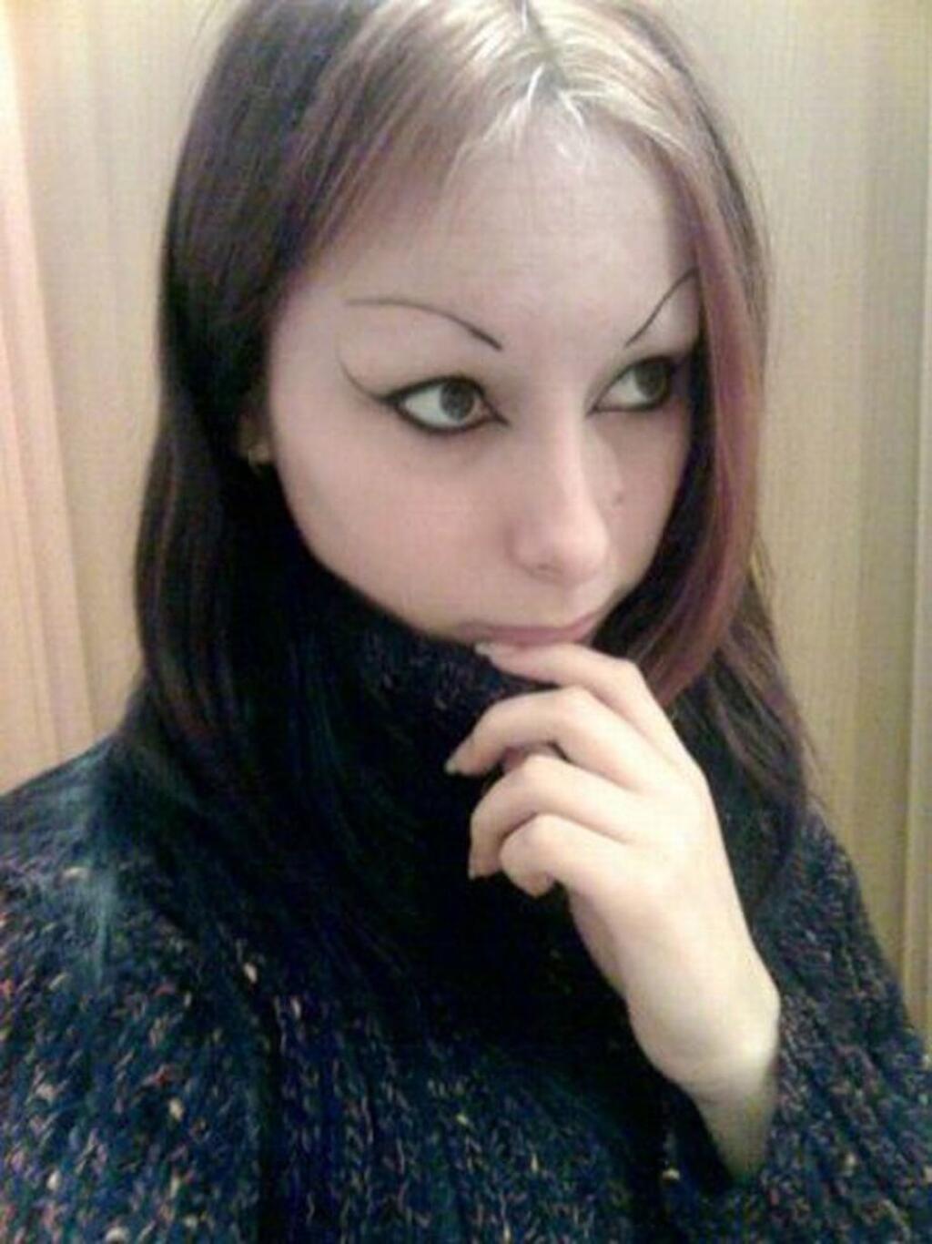 Девушки без бровей