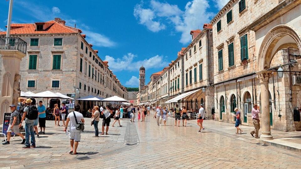 Centrum patrí medzi najväčšie pešie zóny Európy.