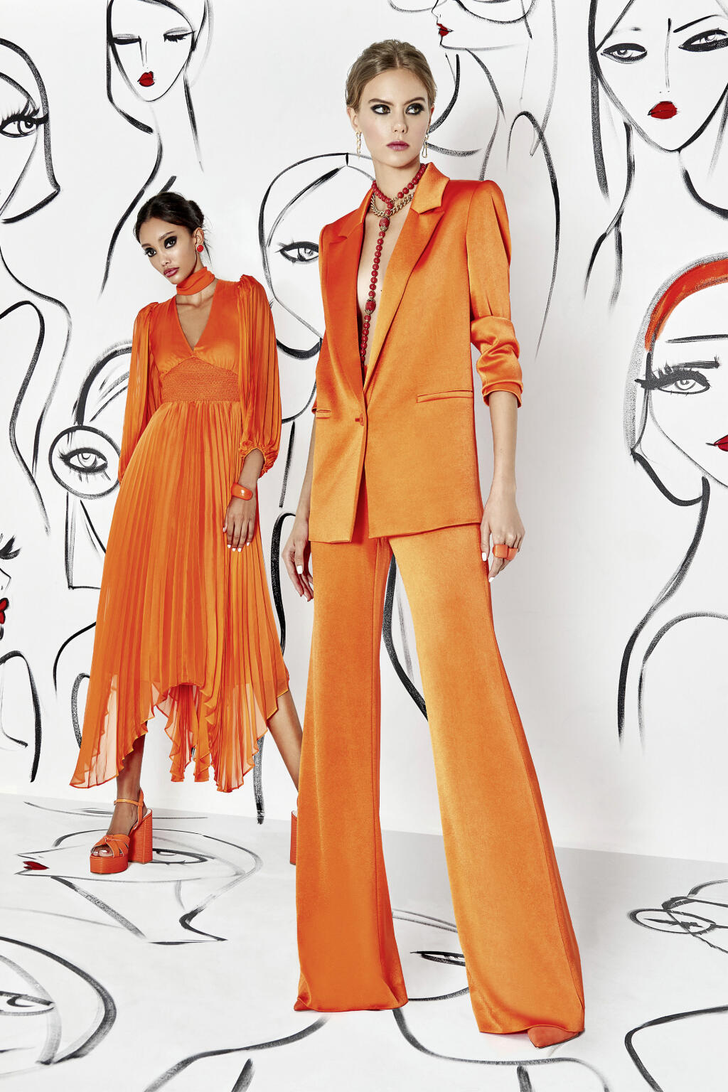 Alice & Olivia: Odlesky idú ruka v ruke s oranžovými odtieňmi.