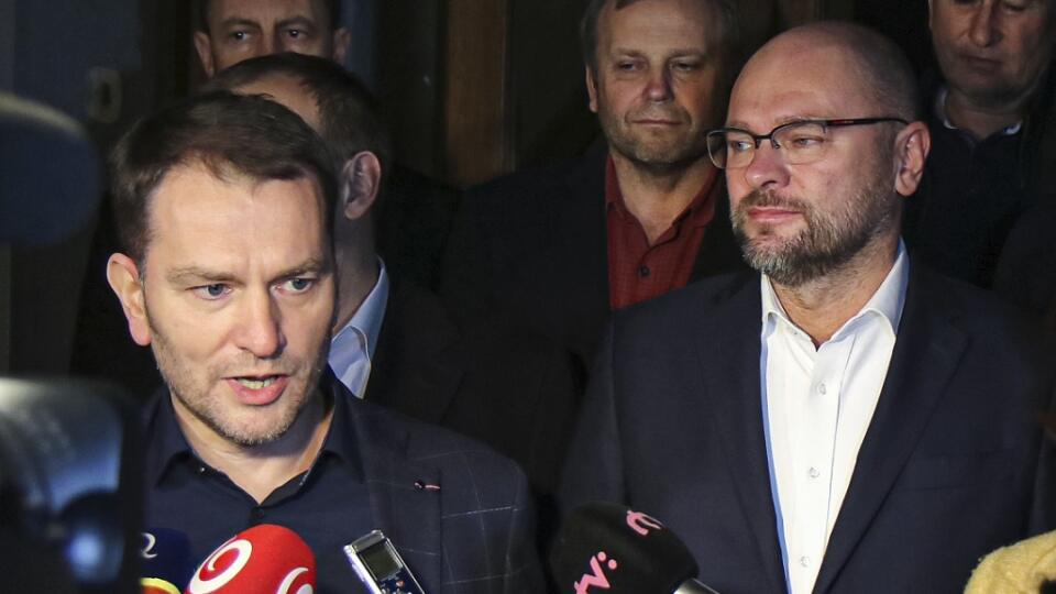 Na snímke zľava líder hnutia OĽaNO Igor Matovič, predseda strany SaS Richard Sulík a podpredsedníčka strany Za ľudí Veronika Remišová hovoria s novinármi po rokovaní s koaličnými partnermi 13. marca 2020 v Bratislave. Strany a hnutia OĽaNO, Sme rodina, SaS a Za ľudí sa už dohodli na zostavení novej vlády. Novinárom to potvrdil líder OĽaNO Igor Matovič, ktorý je poverený zostavením vlády. Rezort financií pripadne hnutiu OĽaNO. FOTO TASR - Michal Svítok