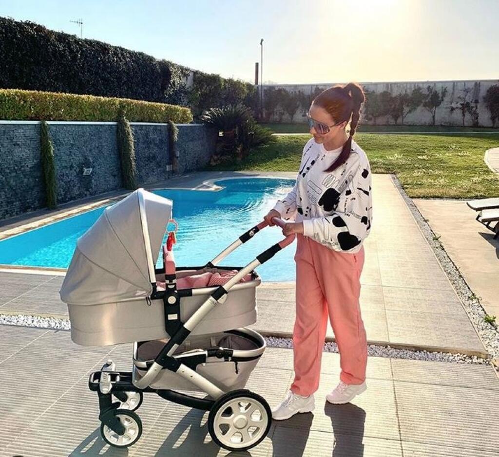 „Bývali sme v normálnom prenajatom dome na dedine. Nie v centre Neapola. Dennodenne som riešila problémy, ako sú plesne, nefungujúce kúrenie, chýbajúce osobné veci. Výpadky elektriny, keď som malej nevedela ani zarobiť mlieko, a ďalšie záležitosti. Nie, nie je všetko zlato, čo sa blyští. Centrum Neapola je síce pekné. Aj krásne na fotkách, ale okolie je ako v Egypte. Smeti, potkany a kriminalita,“ opísala Twiinska život v Neapole.