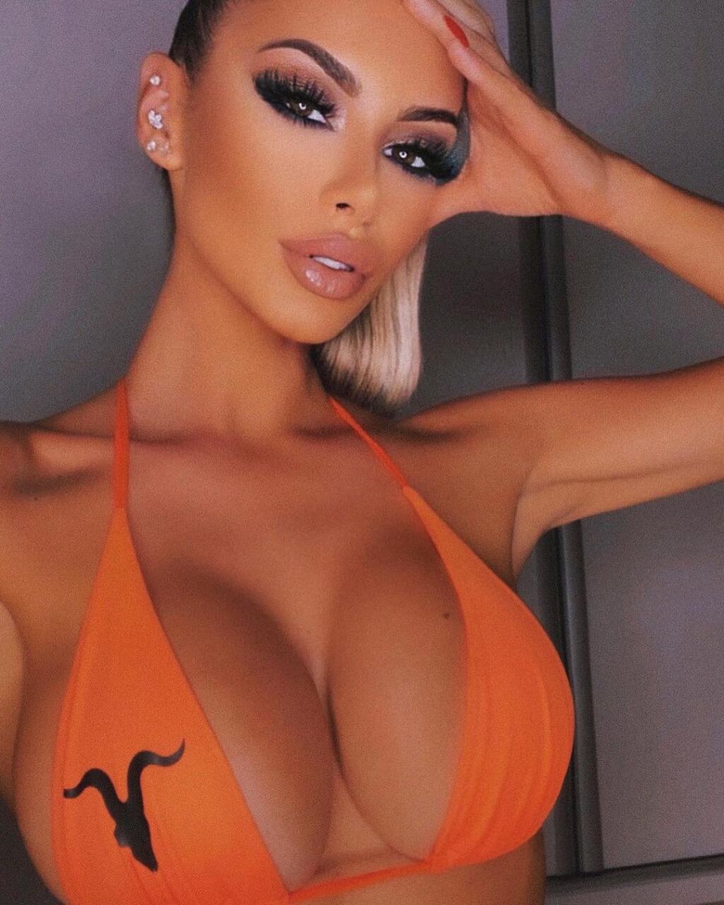 Stochova partnerka Paula je poriadne sexi a rada vytasí ženské zbrane. Aj takýmito fotkami sa pochválila na instagrame.