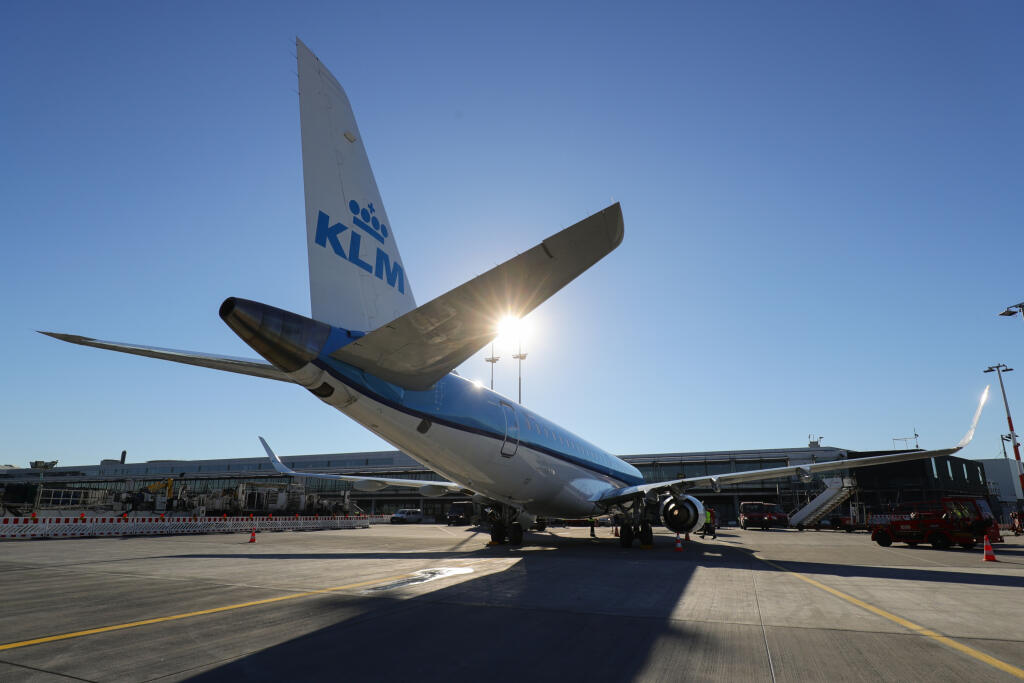 WA 29 archív Hamburg - Na archívnej snímke z 25. augusta 2016 lietadlo holandských aerolínií KLM parkuje na letisku v Hamburgu. Holandské aerolínie KLM plánujú zrušiť v priebehu nasledujúceho roka až 5000 pracovných miest. Ako informovali, zníženie počtu pozícií je súčasťou reštrukturalizácie, v rámci ktorej spoločnosť reaguje na pokles dopytu po leteckej doprave v dôsledku pandémie nového koronavírusu. FOTO TASR/DPA 

ARCHIV - 25.08.2016, Hamburg: Eine Maschine der niederländischen Fluggesellsc
