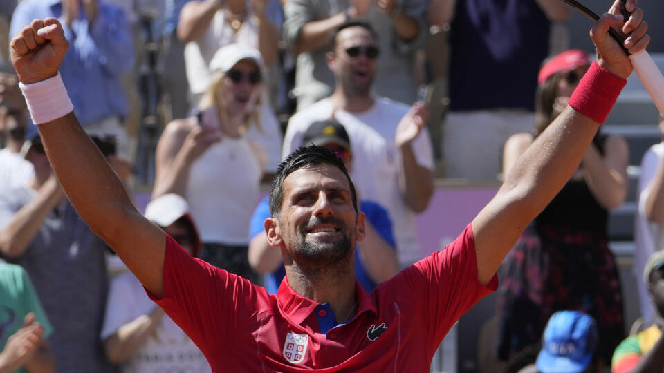 JB 10 Paríž - Srbský tenista Novak Djokovič oslavuje po jeho výhre nad Španielom Rafaelom Nadalom v 2. kole mužskej dvojhry na XXXIII. letných olympijských hrách 2024 v Paríži 29. júla 2024. FOTO TASR/AP    

Serbia's Novak Djokovic celebrates after defeating Spain's Rafael Nadal in their men's singles second round match at the Roland Garros stadium at the 2024 Summer Olympics, Monday, July 29, 2024, in Paris, France. Novak Djokovic dominated rival Rafael Nadal to win 6-1, 6-4 at the Paris Olymp