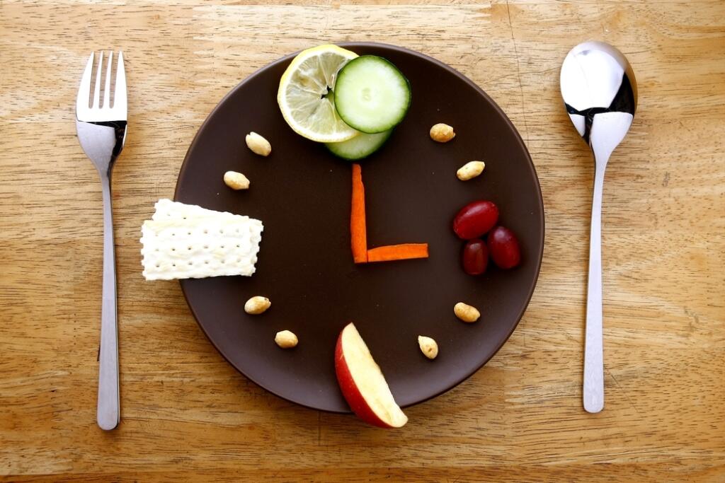 Fruits,,Vegetables,,Nuts,And,Crackers,Arranged,On,A,Plate,Like