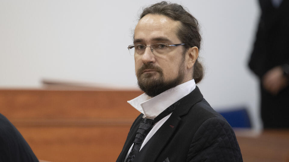 Na snímke obžalovaný šéfredaktor časopisu Zem a Vek Tibor Eliot R. počas rozhodnutia na Špecializovanom trestnom súde 16. decembra 2019 v Pezinku. Samosudca Špecializovaného trestného súdu v Pezinku odsúdil šéfredaktora časopisu Zem a Vek Tibora Eliota R. za hanobenie národa, rasy a presvedčenia. FOTO TASR - Pavel Neubauer