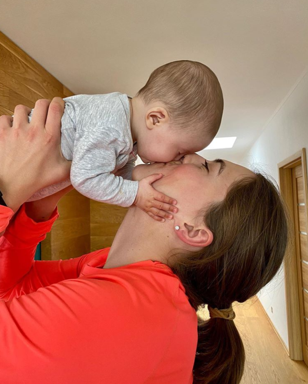 Lyžiarka Petra Vlhová mamou ešte nie je, no v karanténe sa môže aspoň viac venovať najbližším. Takto si užíva s malou neterou Lujzou, ktorá sa narodila jej bratovi Borisovi s priateľkou Simonou.