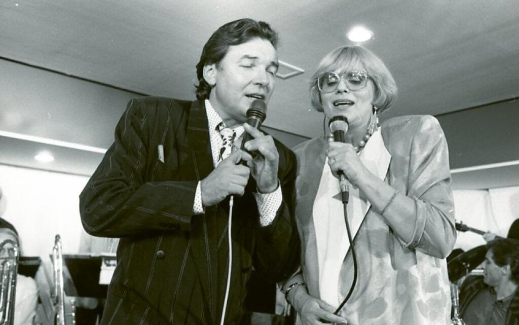 Fenomenálny Karel Gott bol podľa publikácie s názvom Gott – Československý príbeh, prísnym strážcom informácii o svojom živote. Neraz si ho vraj prikrášľoval nepravdivými, či skreslenými skutočnosťami.