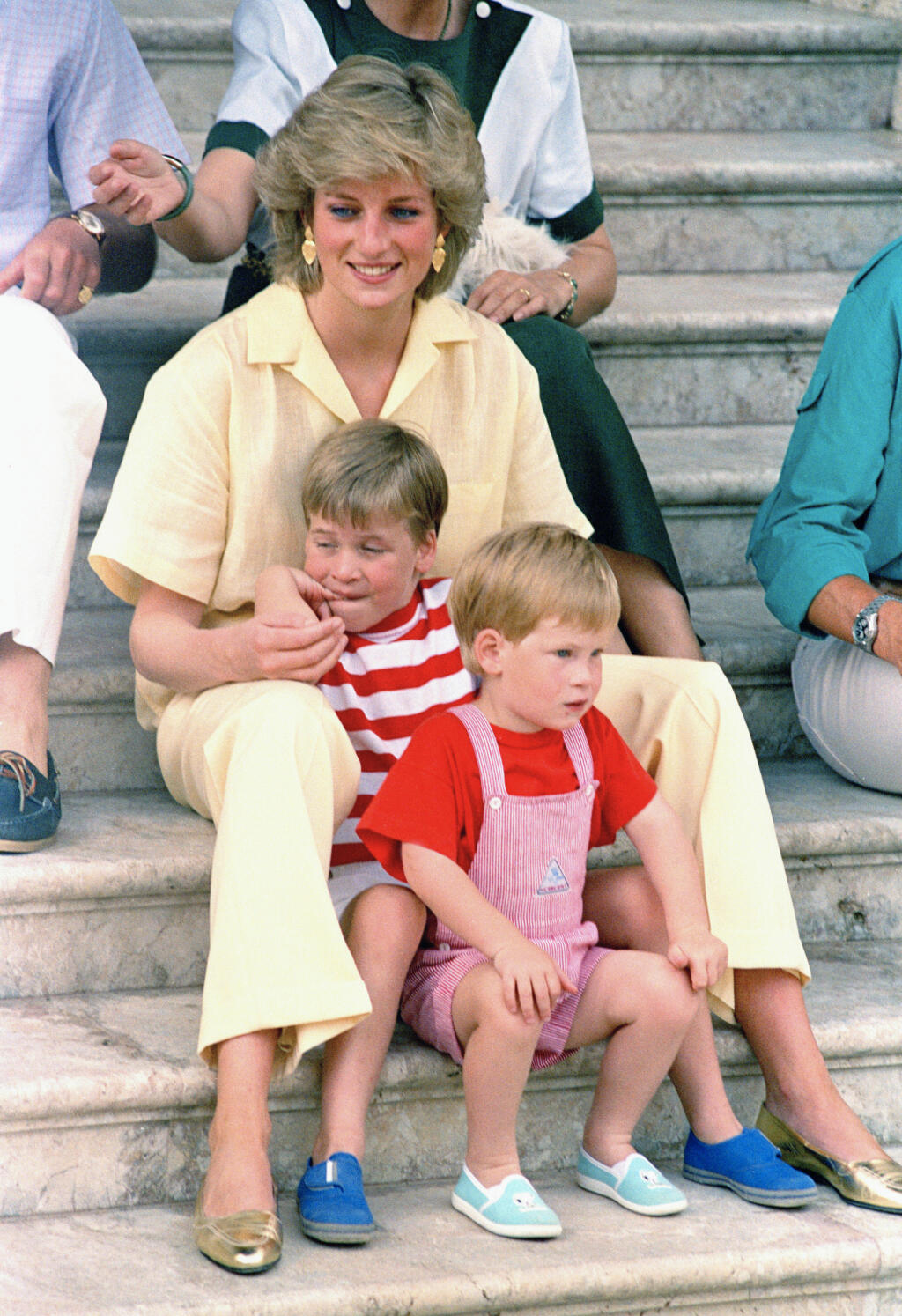 KK10 archív Mallorca - Na archívnej snímke Diana, princezná z Walesu a jej dvaja synovia princ Harry (v popredí) a princ William sedia na schodoch kráľovského paláca na španielskom ostrove Mallorca. Diana zahynula 30. augusta 1997 pri autonehode v parížskom tuneli, keď ju s jej vtedajším priateľom Dodim al-Fayedom prenasledovali autá paparazzov. Za oficiálne miesto jej posledné
