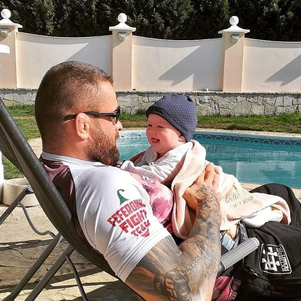 „Má naozaj silnú horúčku, štyridsiatky teploty,“ opísal prejavy choroby na bábätku.