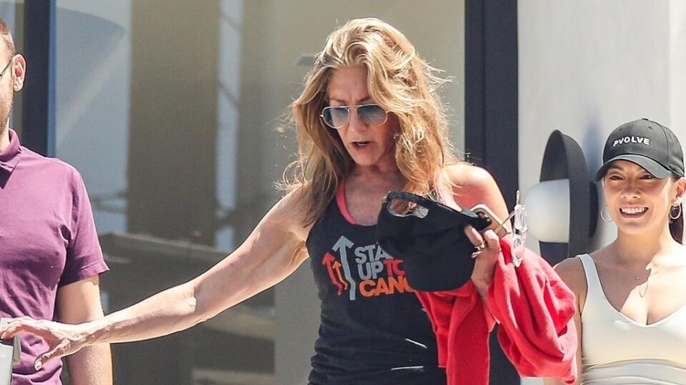À première vue, Aniston avait l'air très impressionnant dans un pantalon de sport moulant.  On chercherait évidemment en vain des grammes de graisse sur elle, et son T-shirt avec l'inscription 