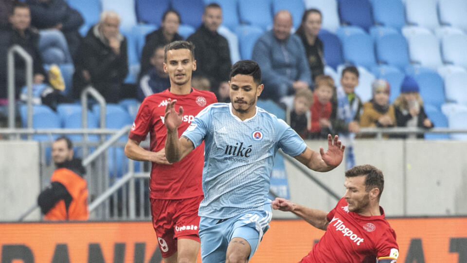Na snímke v popredí vľavo Eric Ramirez (Slovan) a vpravo Tomáš Gerát (Mikuláš) počas zápasu 16. kola futbalovej Fortuna ligy ŠK Slovan Bratislava - MFK Tatran Liptovský Mikuláš 30. októbra 2022 v Bratislave. FOTO TASR - Pavel Neubauer