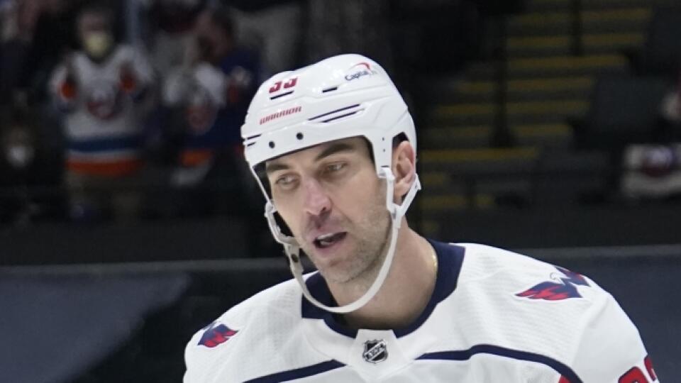 EBE 2 Uniondale - Na snímke slovenský hokejový obranca Washingtonu Zdeno Chára odohral jubilejné 1600. stretnutie v NHL v zápase New York Islanders - Washington Capitals v New Yorku v noci na 25. apríla 2021. FOTO TASR/AP
Washington Capitals' Zdeno Chara (33) looks to pass during the first period of an NHL hockey game against the New York Islanders Saturday, April 24, 2021, in Uniondale, N.Y. (AP Photo/Frank Franklin II)