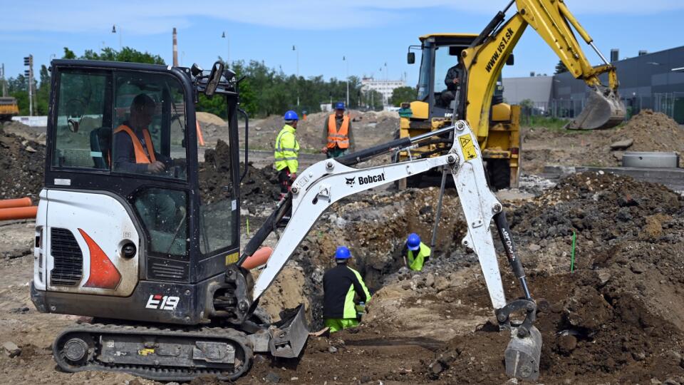 Na snímke stavenisko počas kontrolného dňa výstavby autobusovej stanice v Michalovciach za obchodným centrom na Humenskej ceste v Michalovciach v stredu 20. mája 2020. FOTO TASR - Roman Hanc