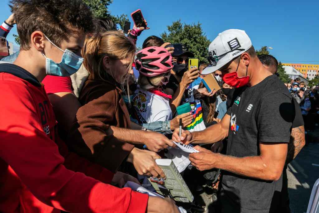 Uvidíme Tour de France opäť s prísnymi obmedzeniami? Nie je vylúčené, že nadšení fanúšikovia sa k cyklistom takto blízko nedostanú.