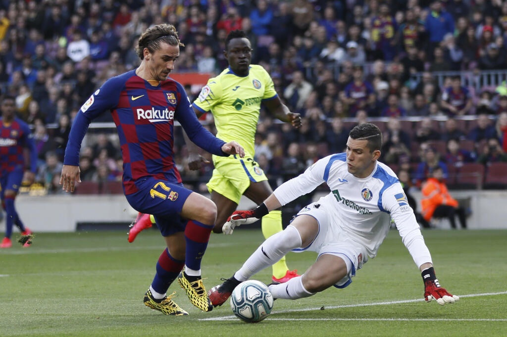 JB 46 Barcelona - Hráč Barcelony Antoine Griezmann (vľavo) strieľa cez brankára Getafe Davida Soriu úvodný gól vo futbalovom zápase španielskej ligy La Liga FC Barcelona - Getafe CF v Barcelone 15. februára 2020. FOTO TASR/AP
Barcelona's Antoine Griezmann, left, prepares to shoot past Getafe's goalkeeper David Soria to score his side's opening goal during a Spanish La Liga soccer match between Barcelona and Getafe at the Camp Nou stadium in Barcelona, Spain, Saturday Feb. 15, 2020. (AP Photo/G