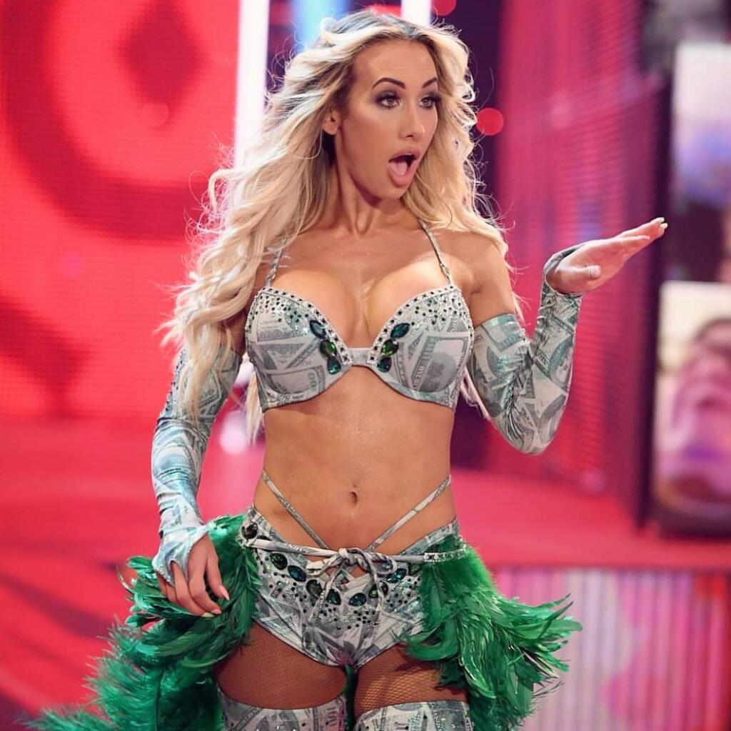 Sexi Carmella sa rada chváli svojimi prsiami, ktoré teraz ukázala celému svetu.