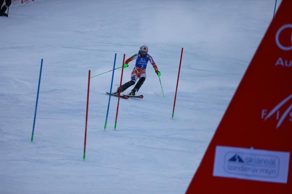Petra Vlhová figurovala po odjazdení elity 1. kola nedeľňajšieho slalomu Svetového pohára na 6. mieste. Zaostávala za vedúcou Američankou Mikaelou Shiffrinovou o 1,54 sekundy.