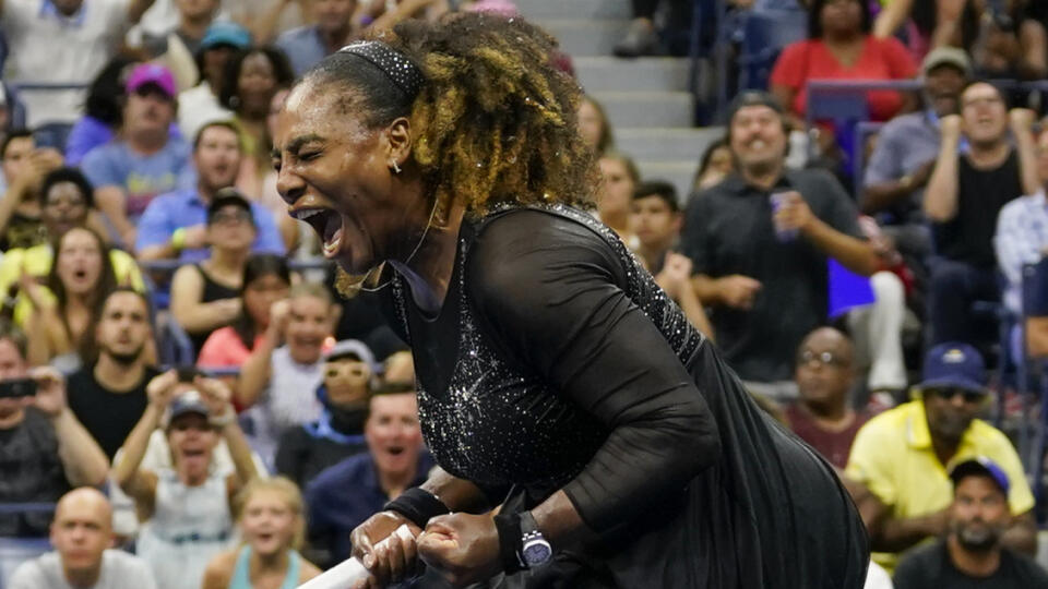 Americká tenistka Serena Williamsová sa teší po víťazstve 6:3, 6:3 nad Dankou Koviničovou z Čiernej Hory v 1. kole dvojhry na grandslamovom turnaji US Open 29. augusta 2022 v New Yorku.