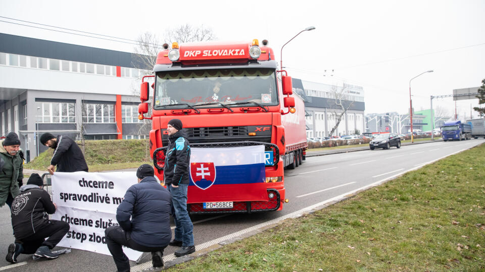 ZLÁ SITUÁCIA Podľa slov kamionistov je finančná záťaž taká vysoká, že niektorým nevychádza dostatočná rezerva ani na nákup pohonných hmôt.