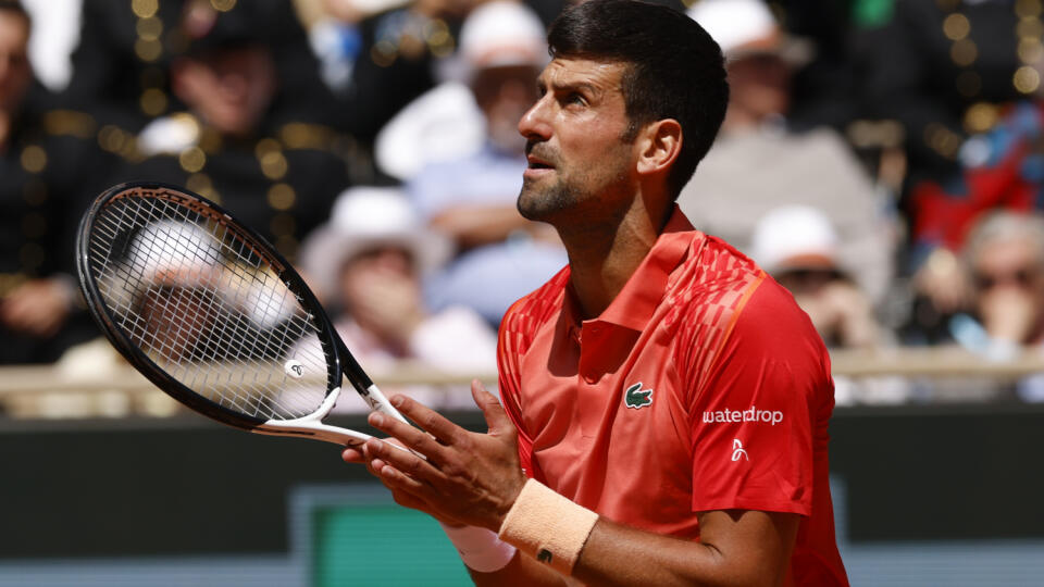 EBE 11 Paríž - Na snímke srbský tenista Novak Djokovič postúpil do 2. kola dvojhry na grandslamovom turnaji Roland Garros v Paríži , keď zvíťazil nad Američanom Aleksandarom Kovačevičom 6:3, 6:2, 7:6 (1) v pondelok 29. mája 2023. FOTO TASR/AP
Serbia's Novak Djokovic argues with the chair umpire during the first round match of the French Open tennis tournament against Aleksandar Kovacevic of the U.S. at the Roland Garros stadium in Paris, Monday, May 29, 2023. (AP Photo/Jean-Francois Badias)