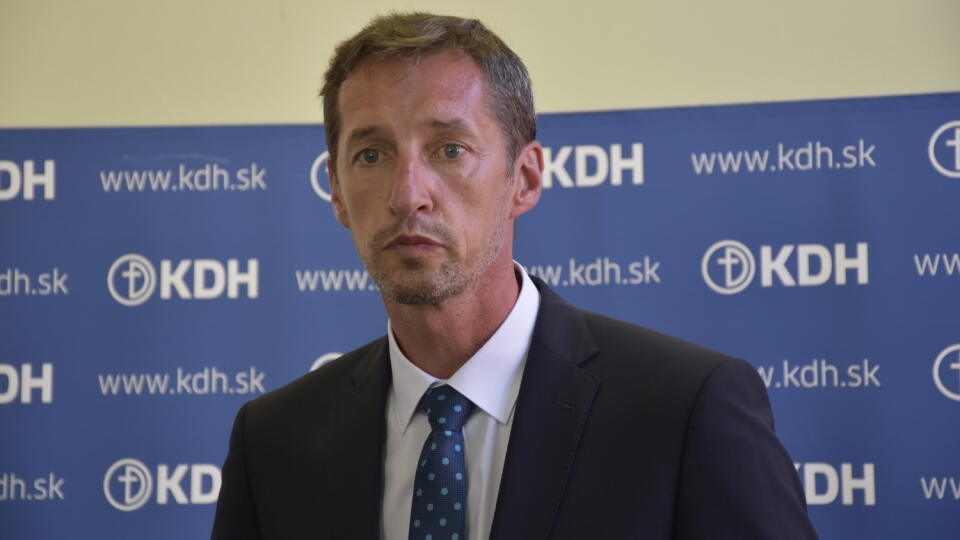 Na snímke novozvolený predseda KDH Milan Majerský počas tlačovej konferencie v Ružomberku 22. augusta. FOTO TASR - Miroslava Mlynárová
