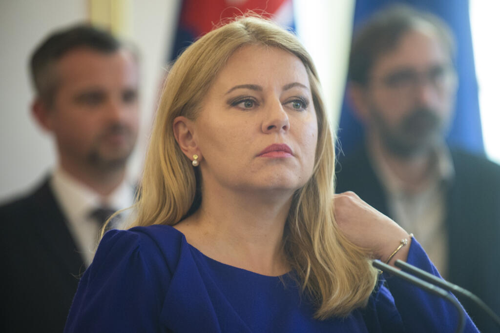 Na snímke prezidentka SR Zuzana Čaputová stojí pred novinármi po stretnutí s predsedom parlamentu Borisom Kollárom a dočasne povereným premiérom Eduardom Hegerom v Prezidentskom paláci v Bratislave v nedeľu 7. mája 2023. Prezidentka SR Zuzana Čaputová vymenuje úradnícku vládu po 15. máji. Predsedom vlády odborníkov bude viceguvernér Národnej banky Slovenska (NBS) Ľudovít Ódor. Dočasný premiér Eduard Heger ešte v nedeľu predpoludním informoval o tom, že požiadal prezidentku Čaputovú o zbavenie po