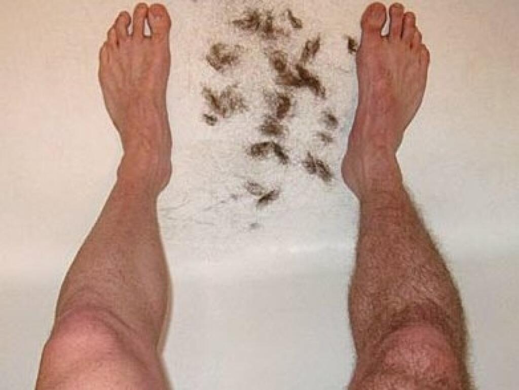 Мужские ноги в ванной
